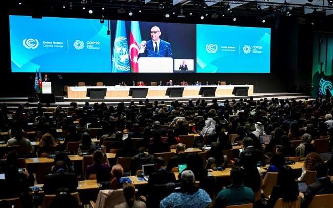 Chefe do organismo da ONU para o clima, Simon Stiell, fala durante a abertura da COP29, em 11 de novembro de 2024, em Baku