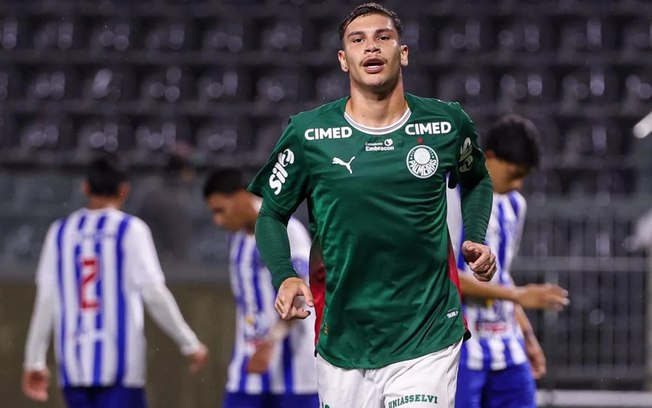 Benedetti é festejado pelos companheiros após deixar o dele contra o Paysandu