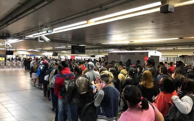Após anúncio de cancelamento da greve, metrô de São Paulo teve aglomeração 