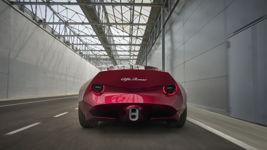 Traseira do Alfa Romeo Cuorerosso combina lanternas circulares e carroceria de desenho truncado, solução inspirada nos esportivos italianos clássicos.