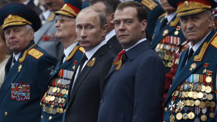 Presidente russo, Vladimir Putin (no centro, à esq.) e o premiê Dmitri Medvedev (no centro, à dir.) participam do Dia da Vitória ao lado de veteranos da 2ª Guerra