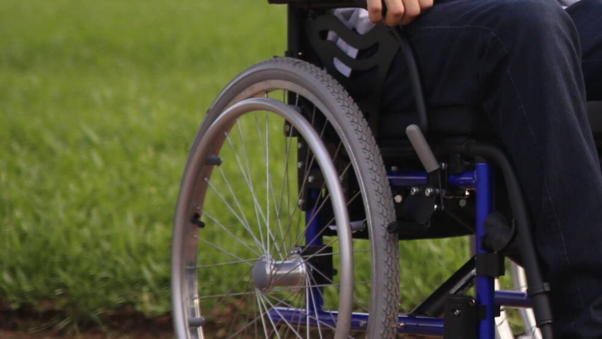 Banco de imagens: Pessoa com mobilidade reduzida ou deficiência física em cadeira de rodas