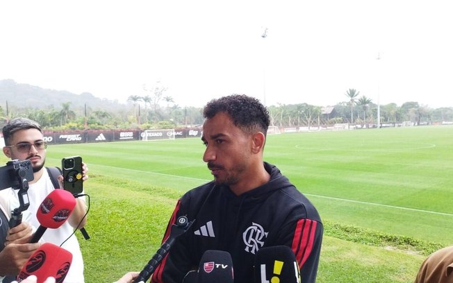 Danilo concede entrevista a jornalistas após o treino do Flamengo nesta quinta (27/8)