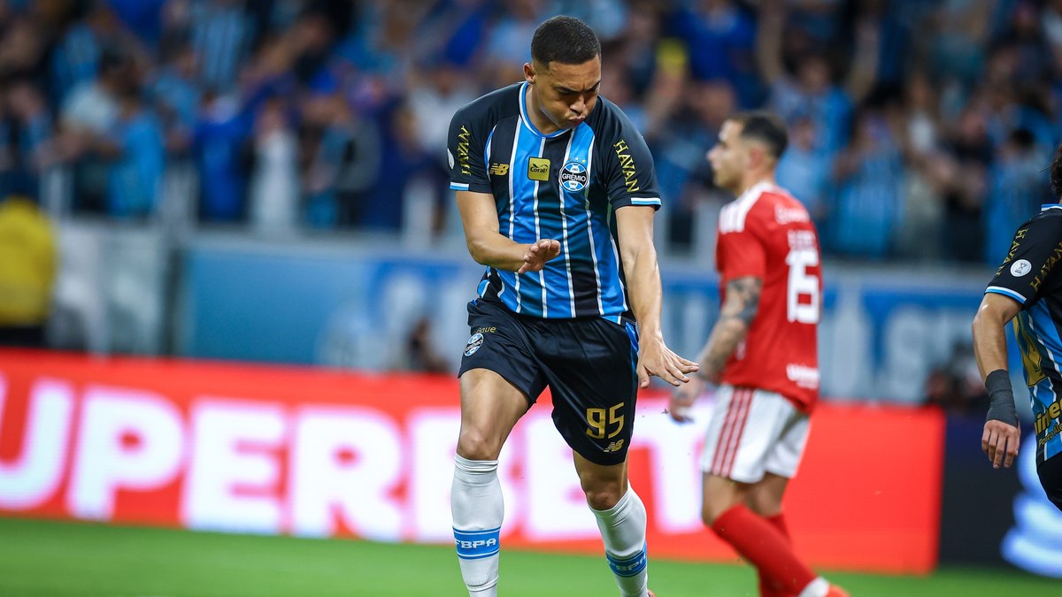 Carlos Vinícius abriu o placar do Gre-Nal em uma jogada de bola parada