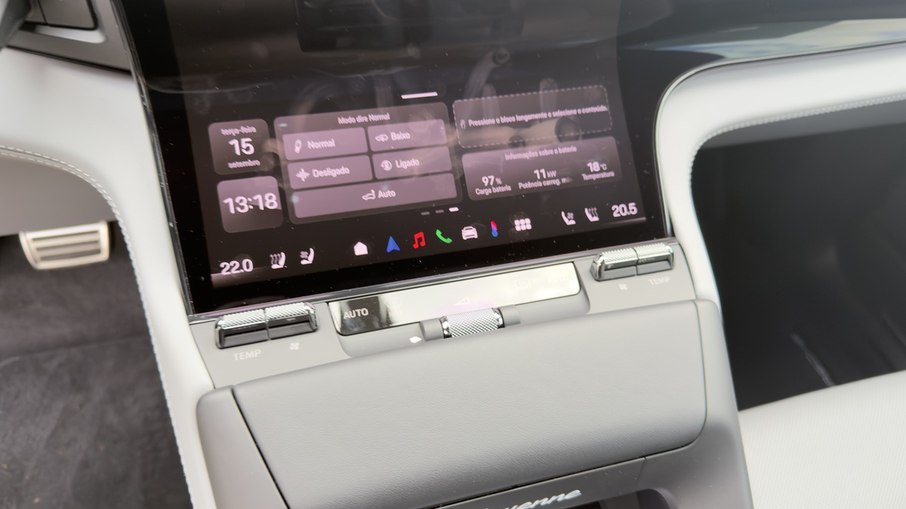 Console central mantém comandos físicos para climatização e funções de acesso rápido