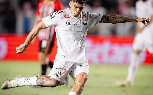 Adonis Frías durante partida pelo Santos Adonis Frías durante partida pelo Santos