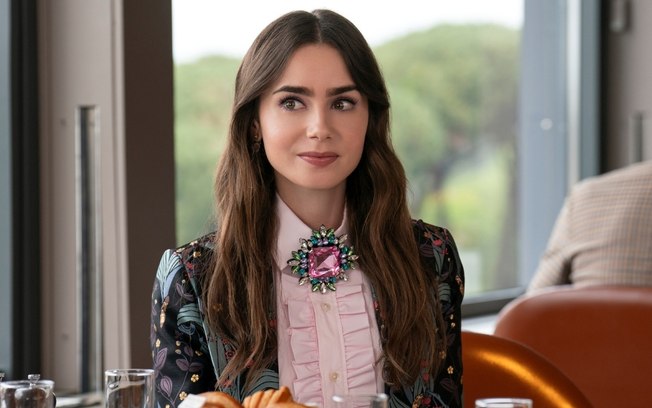 Lily Collins usa ‘macaquinho’ da Farm em Emily in Paris. Descubra o valor