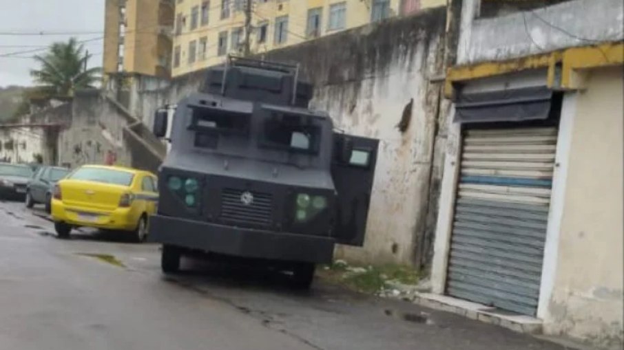 Caveirão da PM na Vila Kosmos, Zona Norte do Rio, na tarde desta segunda-feira (29)