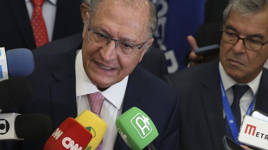 Geraldo Alckmin (PSB) está como presidente interino enquanto Lula está em viagem ao exterior