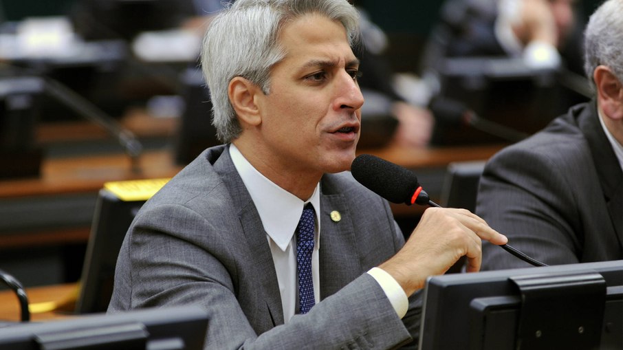 Molon resiste a abrir mão da candidatura ao Senado no Rio