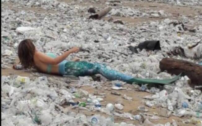 Sereia no lixo da praia Kuta, em Bali, na Indonésia