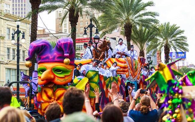 Pessoas comemorando desfile no Mardi Gras