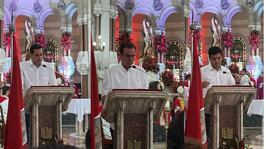 O prefeito Eduardo Paes (PSD), o vice-prefeito Eduardo Cavaliere (PSD) e o secretário municipal de Educação, Renan Ferreirinha (PSD), participam da celebração fazendo leituras no altar durante a missa O prefeito Eduardo Paes (PSD), o vice-prefeito Eduardo Cavaliere (PSD) e o secretário municipal de Educação, Renan Ferreirinha (PSD), participam da celebração fazendo leituras no altar durante a missa