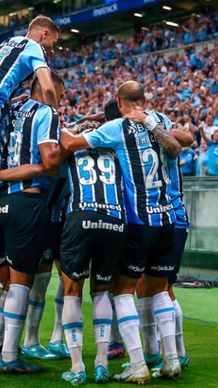 Grêmio vence São Paulo de virada e entra no G4 do Brasileirão