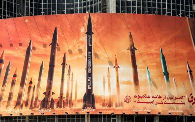 Cartaz com imagens dos mísseis balísticos do Irã, fotografado na praça Valiasr de Teerã