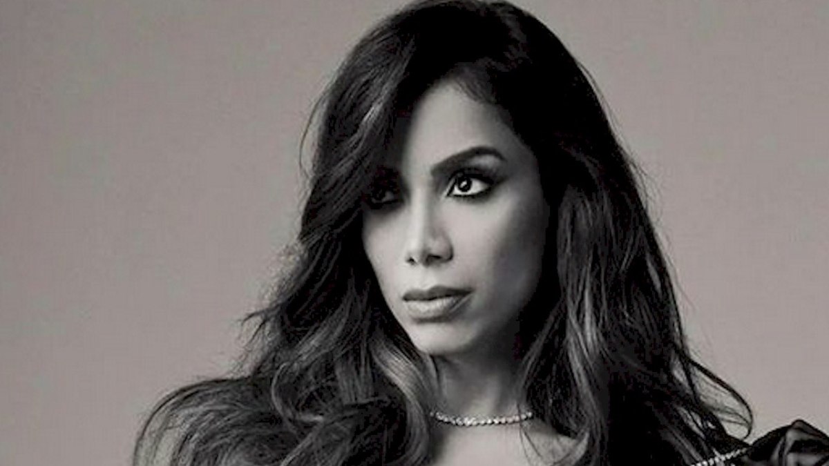 Anitta diz que novo álbum pela Republic Records é 'pra emocionar'  A popstar Anitta realizou uma live nas redes sociais nesta segunda-feira (5) para conversar com os seus fãs e falar de sua rotina de trabalho, onde está totalmente focada no lançamento de seu novo álbum, que sairá pela Republic Records, gravadora da Universal Music à qual assinou um contrato recentemente.  Anitta confirmou que o novo disco já está finalizado, mas será lançado apenas no fim de 2023 ou no inicio de 2024.   “Depois eu vou fazer uma live bem louca mostrando umas prévias pra vocês (do disco) que tá bem bom“, disse a hitmaker de Envolver. “Tá só funkão, tá bem chocante, vocês vão amar! Já tem sete clipes prontos,  sete clipes. A gente vai vir, assim, rasgando… não é pra fazer brincadeira não. A gente vai vir pra acabar com  tudo, é pra emocionar”.  O novo projeto da cantora será influenciado pelo funk brasileiro, com base nos trabalhos do lendário grupo Furacação 2000.   “Tem dois estilos de músicas no álbum. Tem música para ouvir direto, ouvir no carro, e tem aquelas para jogar o c* para o alto. Aí eu tenho uma favorita para cada estilo”, concluiu Anitta.