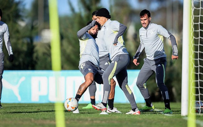 Atlético chegou nesta segunda (13) em Montevidéu e já treinou na capital uruguaia