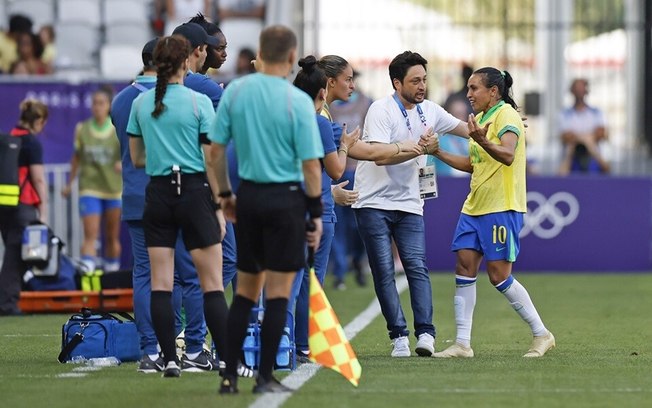 Brasil perde para a Espanha no futebol feminino e seca rivais para avançar às quartas de final