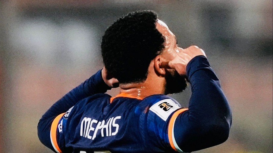 Memphis Depay comemora gol na goleada da Holanda sobre Malta