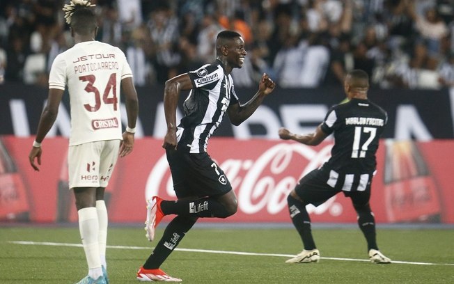 Botafogo brilha no segundo tempo, vence a primeira na Libertadores e acaba com sequência invicta do Universitario