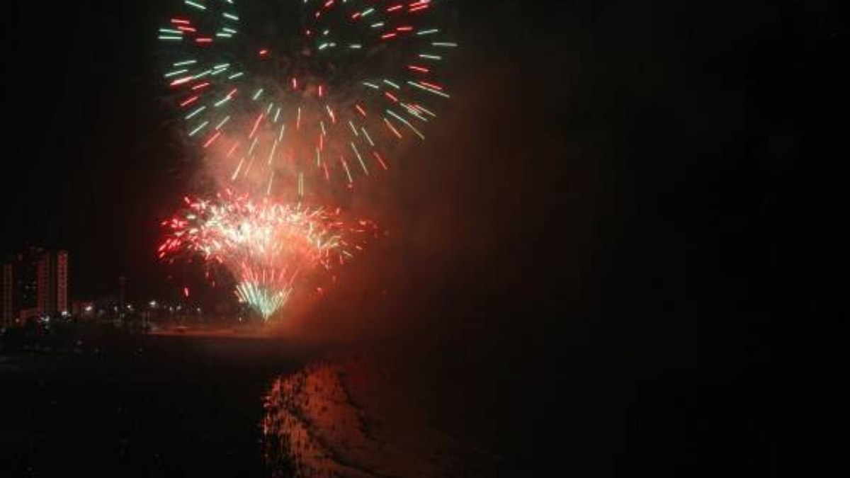 A tradicional festa de réveillon com queima de fogos na praia não será realizada este ano A tradicional festa de réveillon com queima de fogos na praia não será realizada este ano