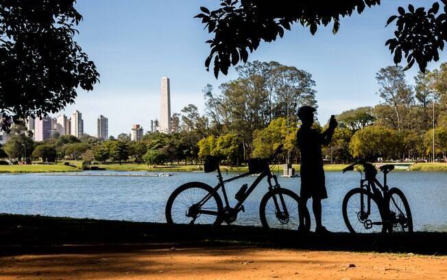 O Parque do Ibirapuera é um cartão-postal da cidade e um oásis, sendo uma opção na lista de passeios em São Paulo