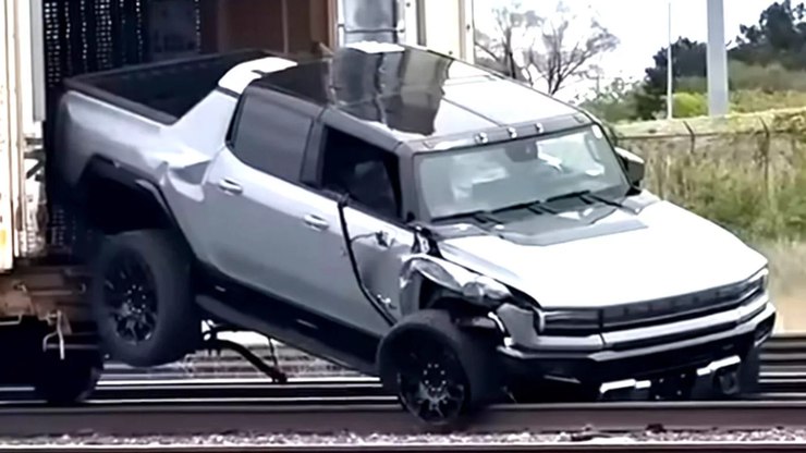 Ladrões tentam roubar Hummer EVs de trem, mas peso impede furto