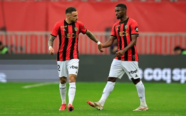 O zagueiro do Nice, Jonathan Clauss (E), comemora o gol marcado contra o Montpellier com Mohamed-Ali Cho (D), em Nice, em 23 de fevereiro de 2025 O zagueiro do Nice, Jonathan Clauss (E), comemora o gol marcado contra o Montpellier com Mohamed-Ali Cho (D), em Nice, em 23 de fevereiro de 2025