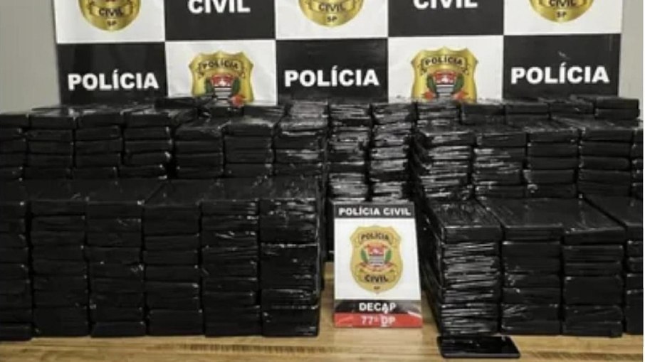 Apreensão de 450 quilos de cocaína do tipo exportação realizada pela Polícia Civil na divisa de São Paulo com Mato Grosso do Sul, em operação do 77º DP que resultou em investigação sobre desvio de drogas por policiais civis Apreensão de 450 quilos de cocaína do tipo exportação realizada pela Polícia Civil na divisa de São Paulo com Mato Grosso do Sul, em operação do 77º DP que resultou em investigação sobre desvio de drogas por policiais civis