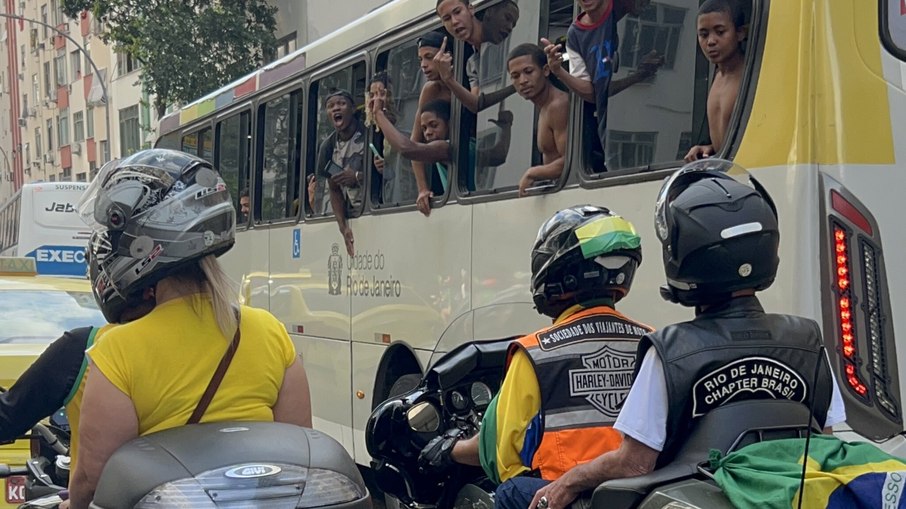 Passageiros de ônibus mostram dedo do meio a Bolsonaro no RJ