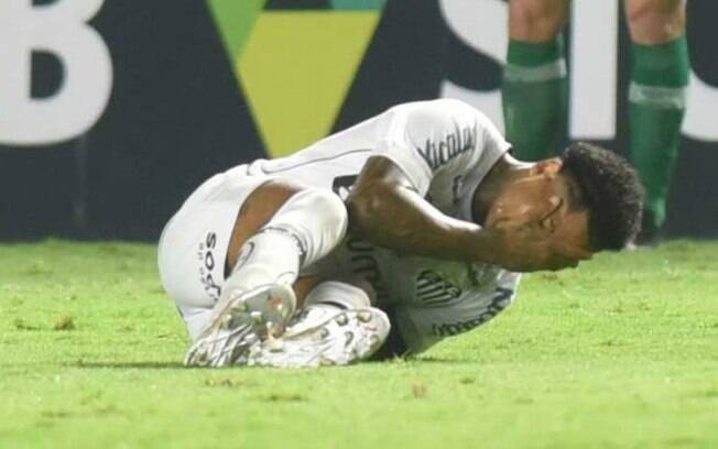 Exame não aponta lesão, mas Marinho segue dúvida no Santos