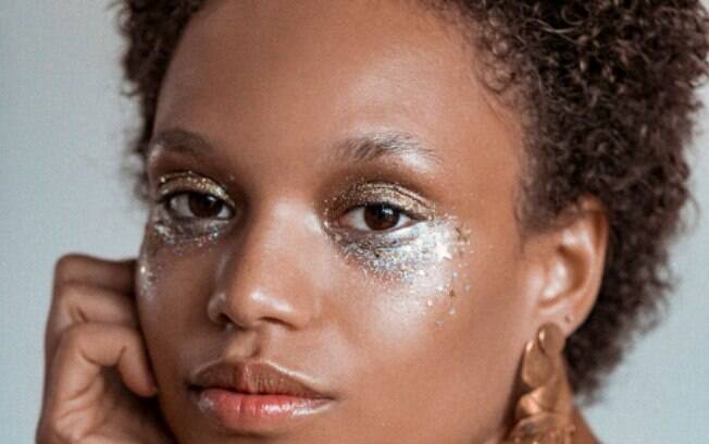 Usar glitter prata e dourado para fazer maquiagem brilhante nos olhos já é uma marca registrada do carnaval brasileiro