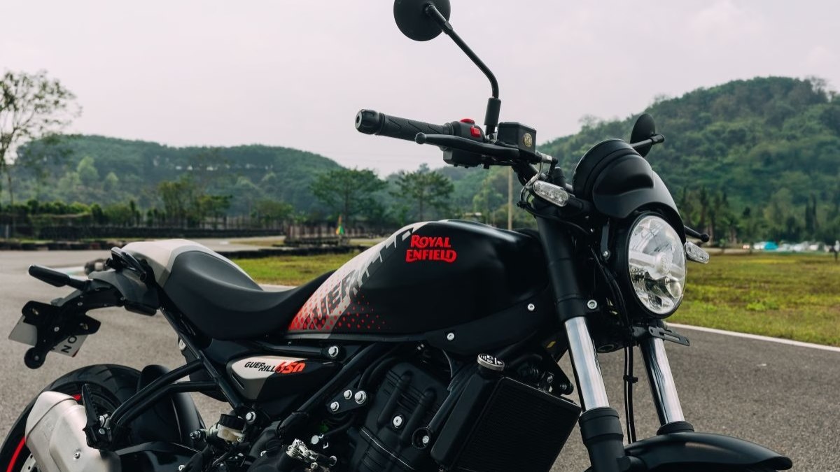 Royal Enfield Guerrilla 450 Apex chega ao Brasil por R$ 30.490 com visual mais esportivo e guidão rebaixado.