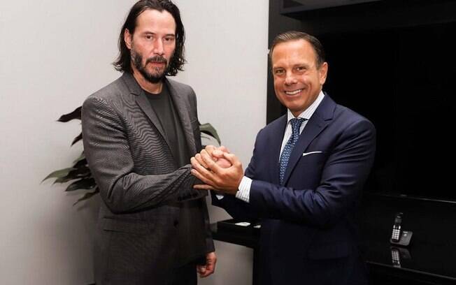 Keanu Reeves se encontra com João Doria para alinhar filmagens de sua série