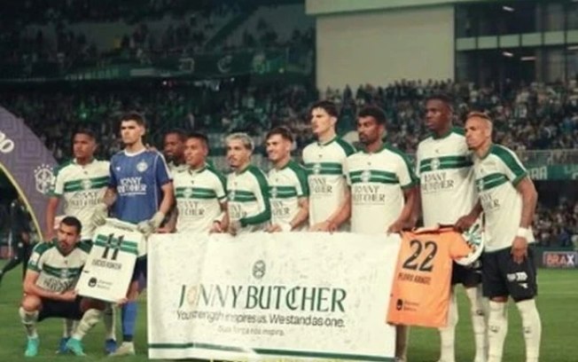 Time posado do Coxa presta homenagem a torcedor inglês