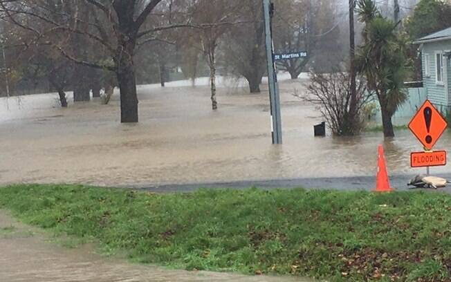 Imagem compartilhada no Twitter mostra ruas de Christchurch, na Nova Zelândia, tomada pela água das fortes chuvas 