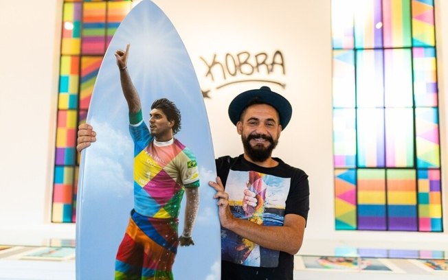 Eduardo Kobra homenageia Gabriel Medina com grafite em prancha de surfe