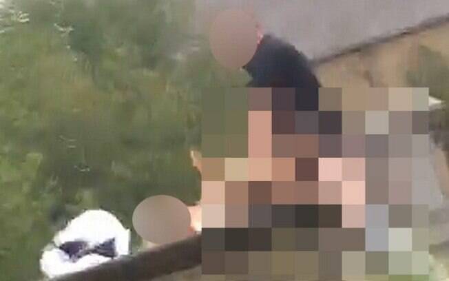 O homem que estava fazendo sexo no túmulo ficou muito irritado após ser filmado e denunciado para as autoridades