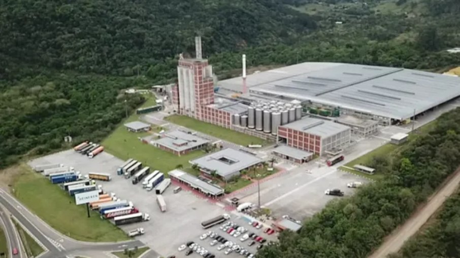 Fábrica da Heineken localizada entre as cidades que brigam pelos impostos Fábrica da Heineken localizada entre as cidades que brigam pelos impostos