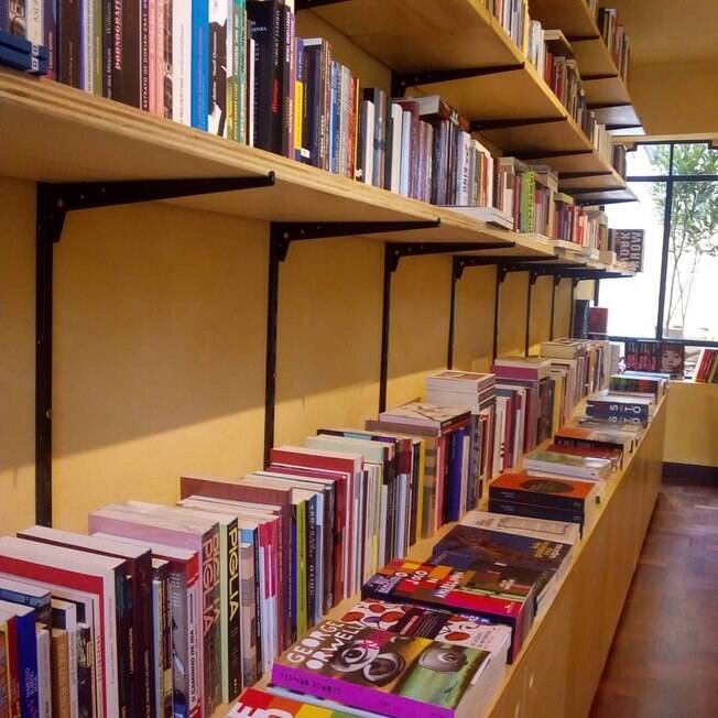 Prateleira da Mandarina com os livros da curadoria de Daniela e Roberta