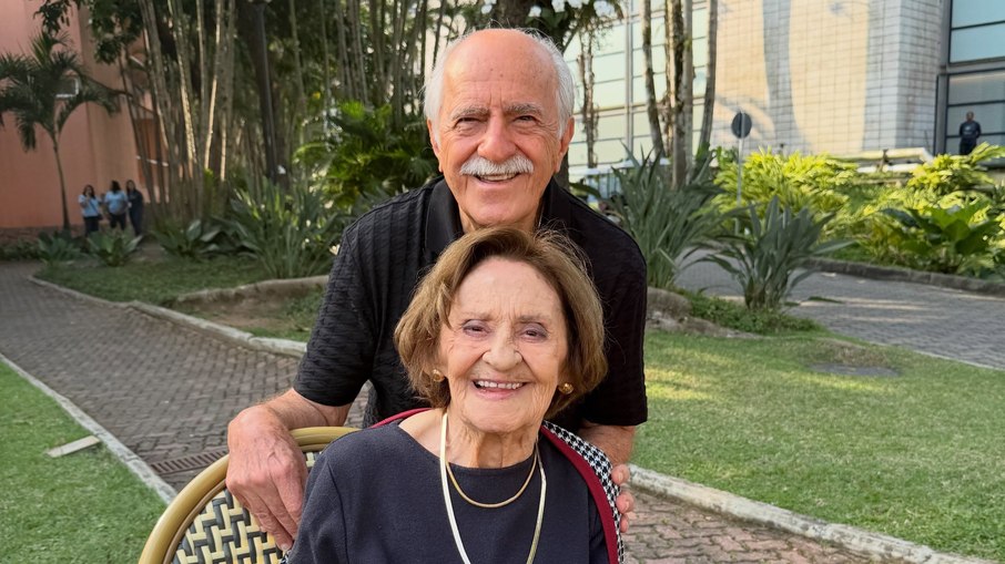 Ary Fontoura se despede de Laura Cardoso.