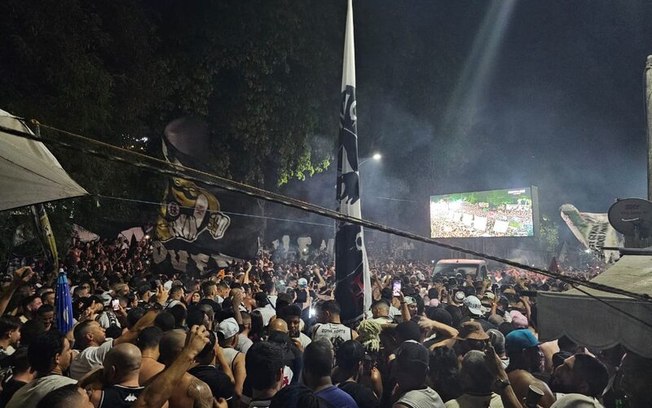 Torcedores cruz-maltinos acompanham partida contra o Bahia no entorno de São Januário Torcedores cruz-maltinos acompanham partida contra o Bahia no entorno de São Januário