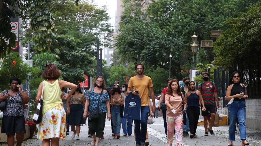 Circulação de pedestres na Avenida Paulista após liberação do uso da máscara
