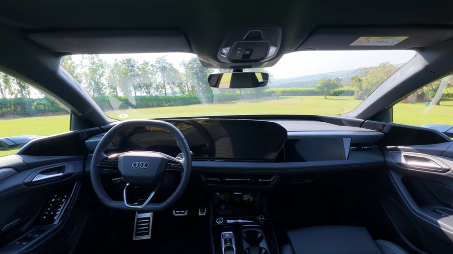 Interior do Audi A6 Avant e-tron combina três telas, acabamento premium e teto panorâmico eletrocrômico