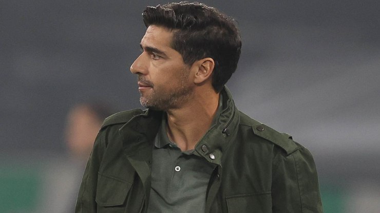 Torcida do Palmeiras descobre Pix de Abel e pede saída do técnico