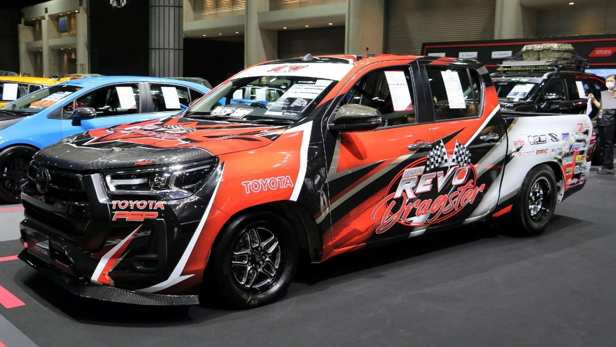 Toyota mostra Hilux rebaixadas e até modelo de arrancada na Tailândia