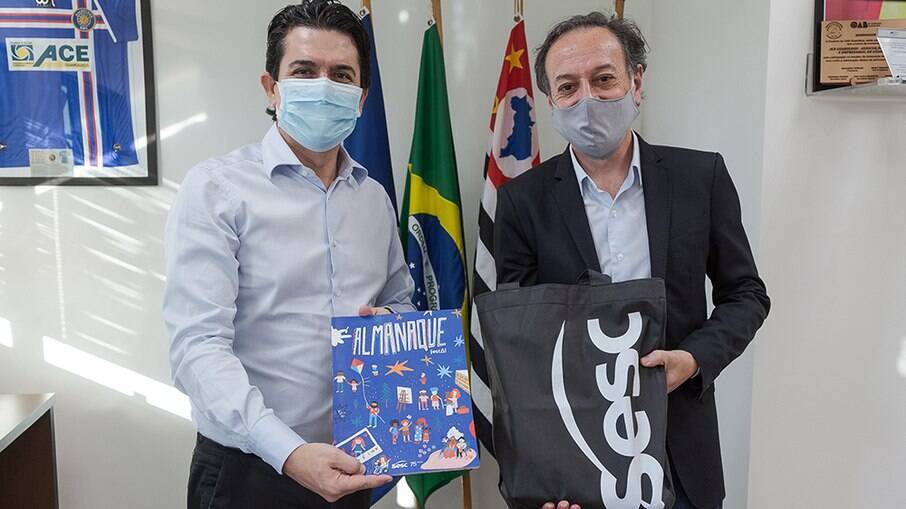 O encontro serviu, também, para apresentar Oswaldo e Fratello, que ainda não se conheciam e que, por razões óbvias, podem desenvolver projetos em parceria para a cidade. O encontro serviu, também, para apresentar Oswaldo e Fratello, que ainda não se conheciam e que, por razões óbvias, podem desenvolver projetos em parceria para a cidade.