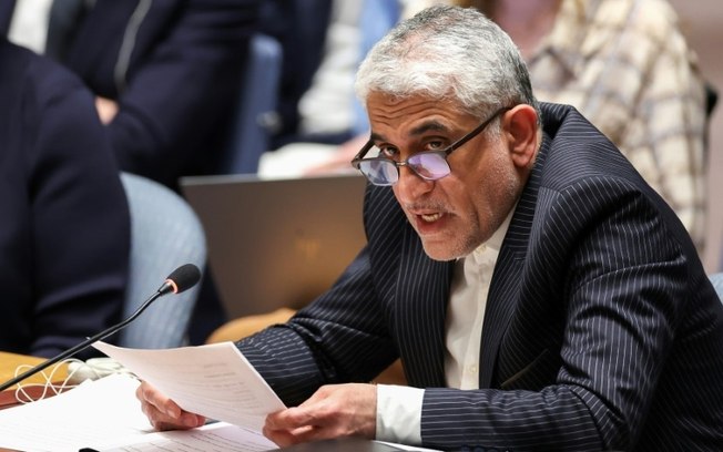O embaixador do Irã na ONU, Amir Saeid Iravani, durante reunião do Conselho de Segurança da ONU em Nova York, em 14 de abril de 2024