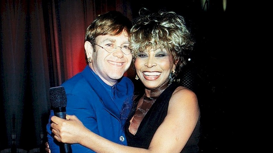Há 24 anos, Elton John homenageava Tina Turner em especial da VH1