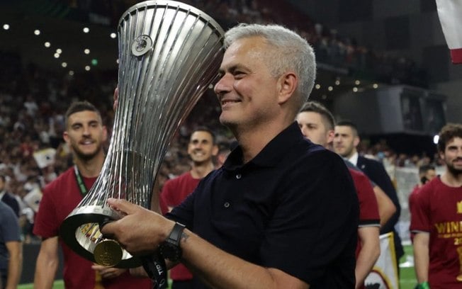 Após título, José Mourinho é cotado em gigante da Europa